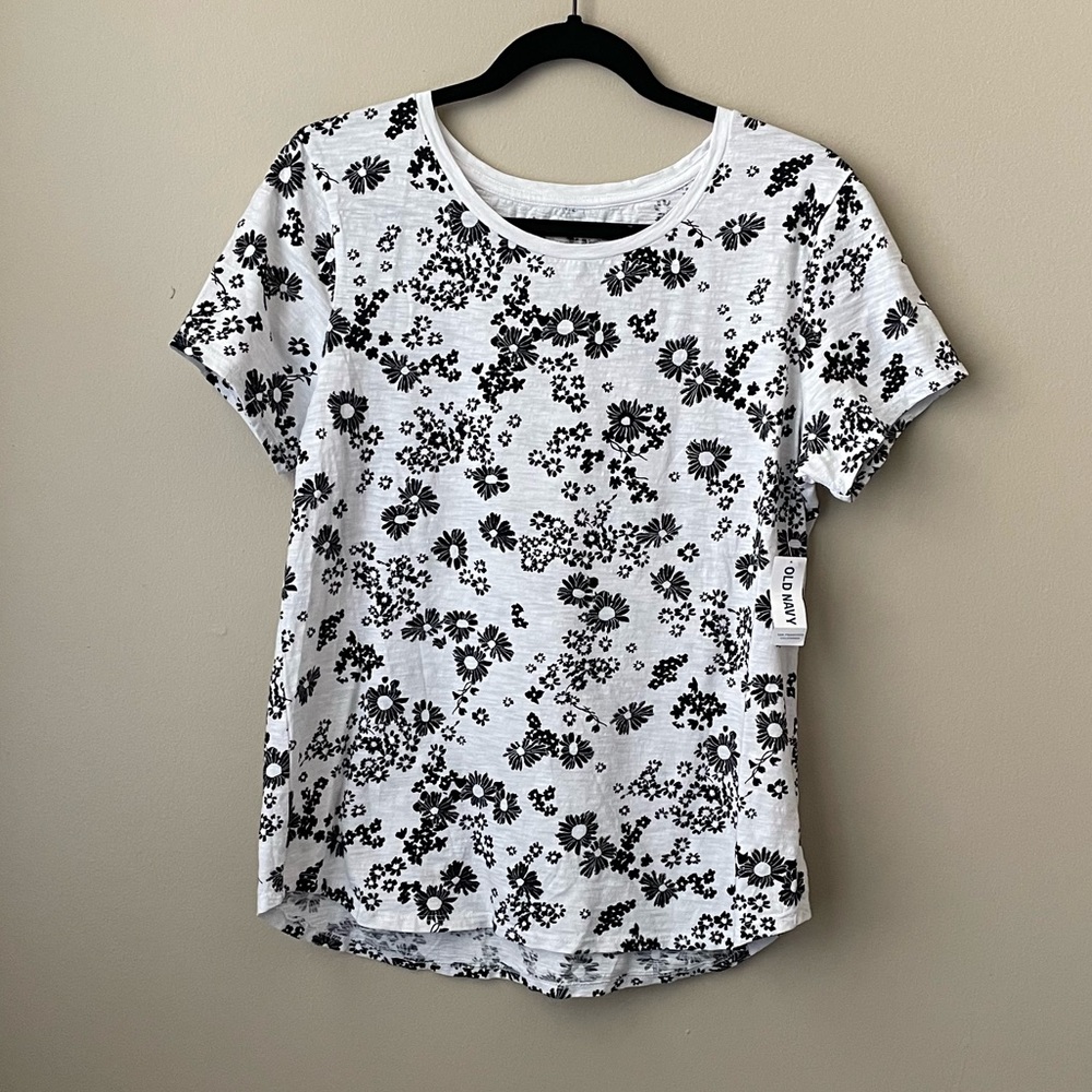 NWT Large floral t-shirt. Old Navy relaxed fit short sleeve top with flowers